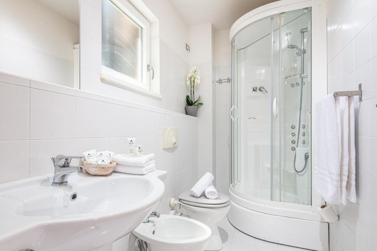 Doppelzimmer mit Zustellbett, Balkon und Poolblick