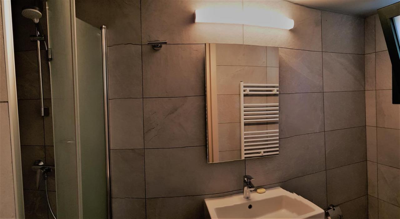 Kleines Budget Zimmer mit kleinem Balkon