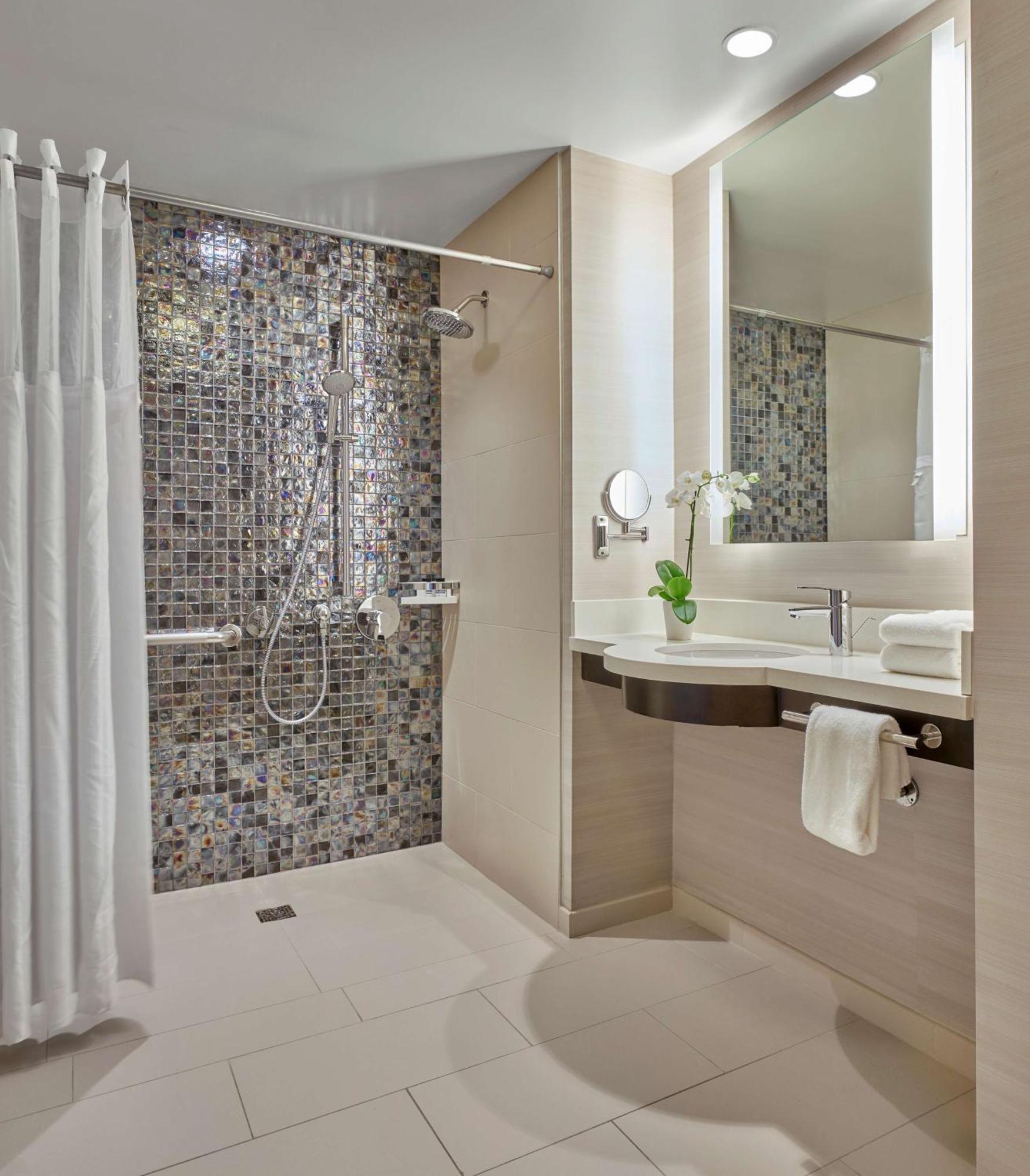 Zimmer mit Kingsize-Bett und Badewanne – barrierefrei