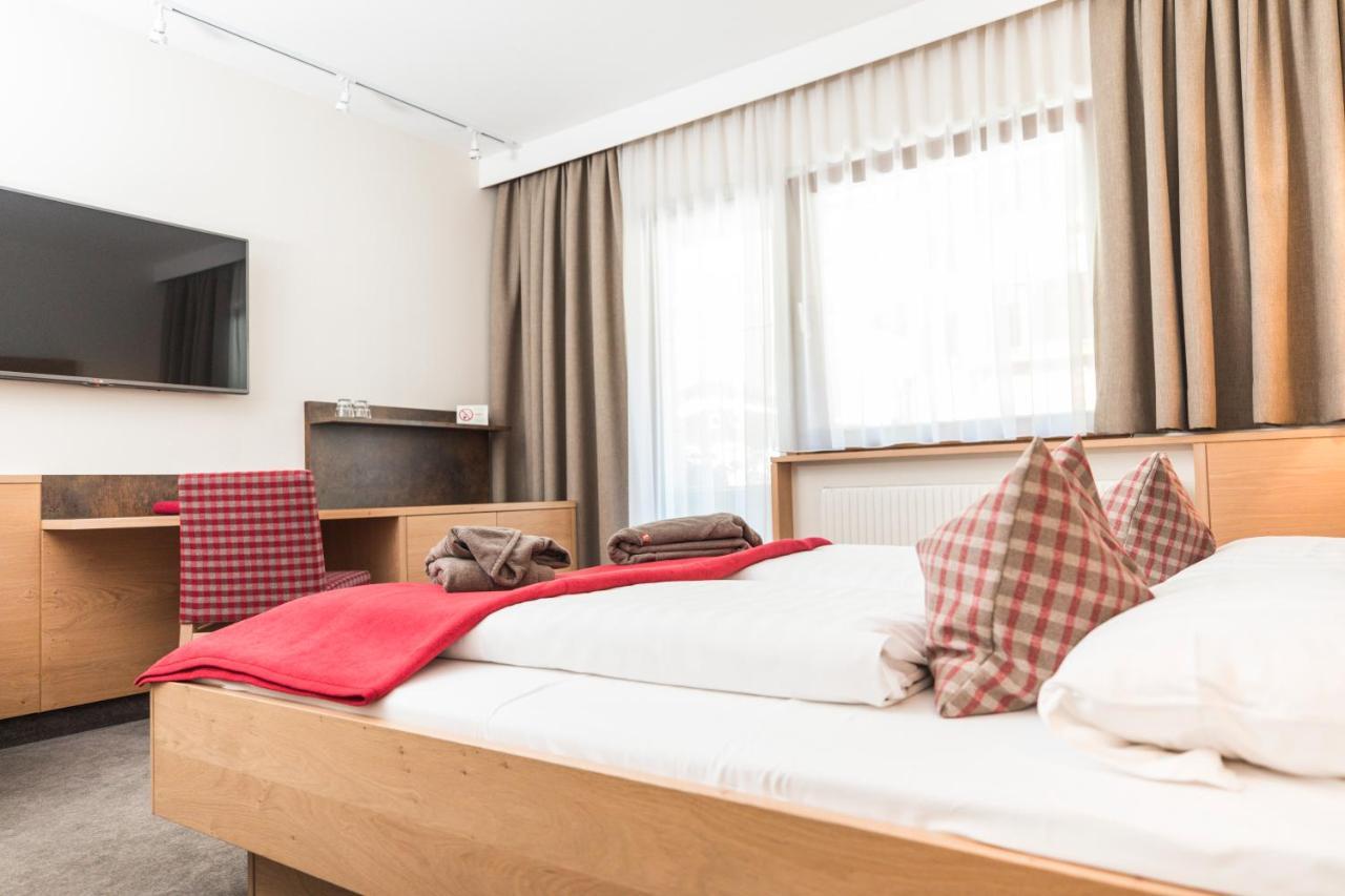 Standard Doppel-/Zweibettzimmer mit Straßenblick