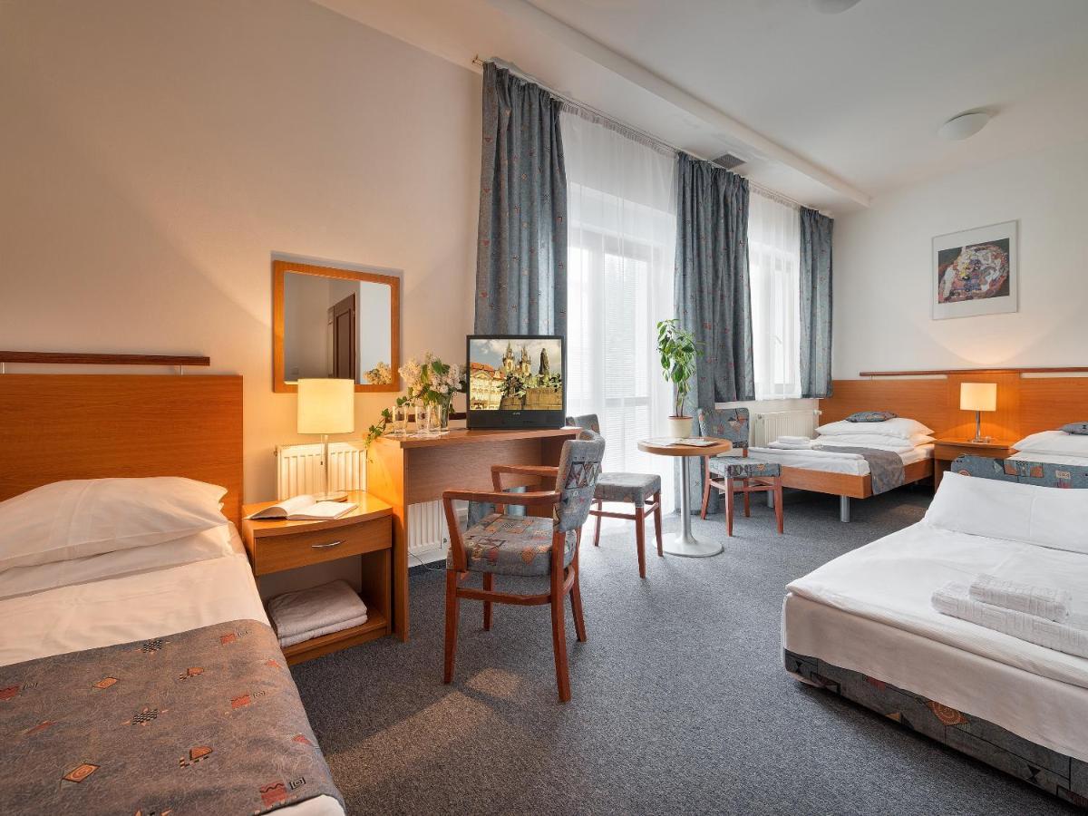 Standard Zimmer mit 2 Einzelbetten und Sofa