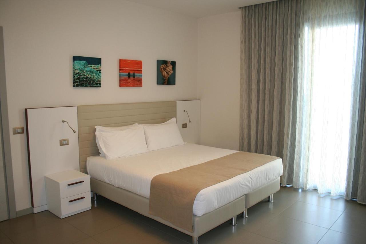 Doppel-/Zweibettzimmer mit seitlichem Meerblick