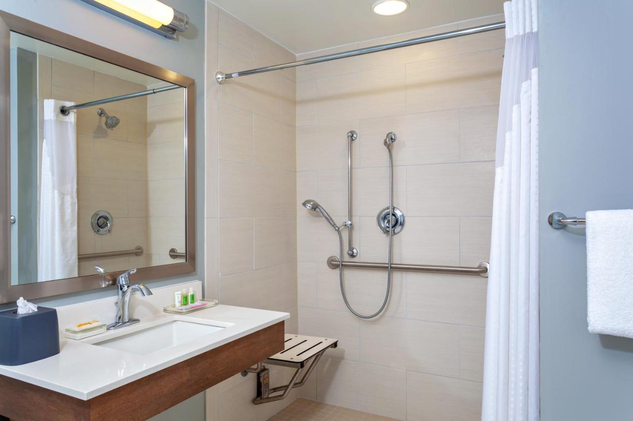 Standard Queen Room Two Queen Beds Mobility Accessible Roll Shower