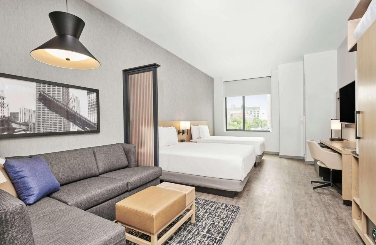 Zimmer mit 2 Queensize-Betten und Schlafsofa