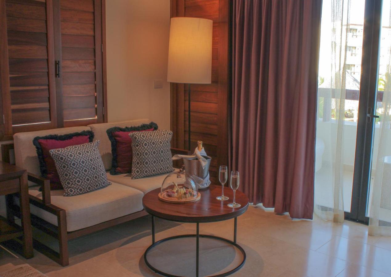 Junior Suite mit Kingsize-Bett und Poolblick (2 Erwachsene)