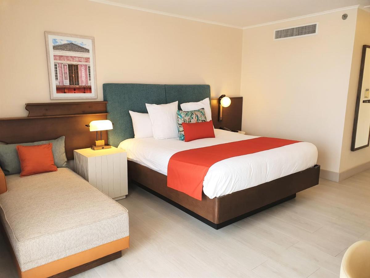 Deluxe Zimmer mit Kingsize-Bett und Meerblick