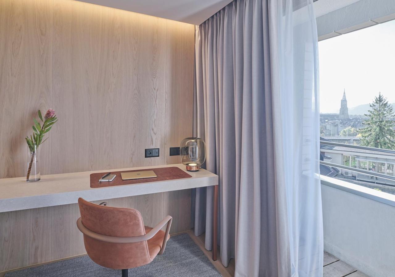 Swiss Advantage Zimmer mit Kingsize-Bett und Balkon
