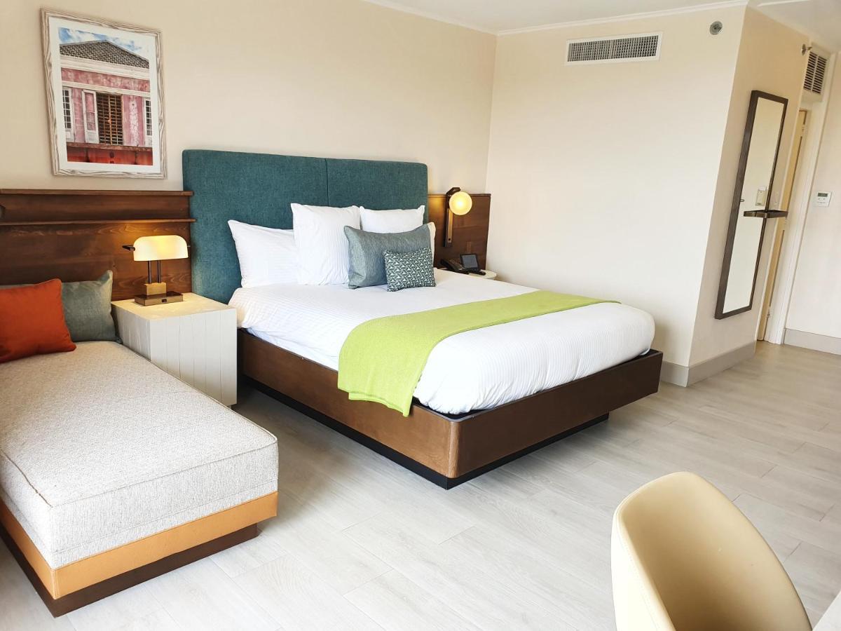 Deluxe Zimmer mit Kingsize-Bett und teilweisem Meerblick