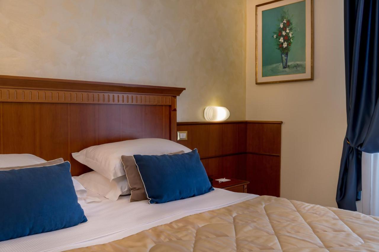 Vierbettzimmer mit seitlichem Meerblick