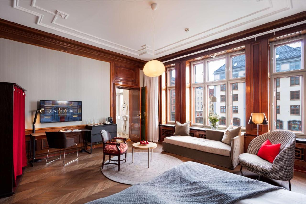 Junior Suite mit Kingsize-Bett und Stadtblick