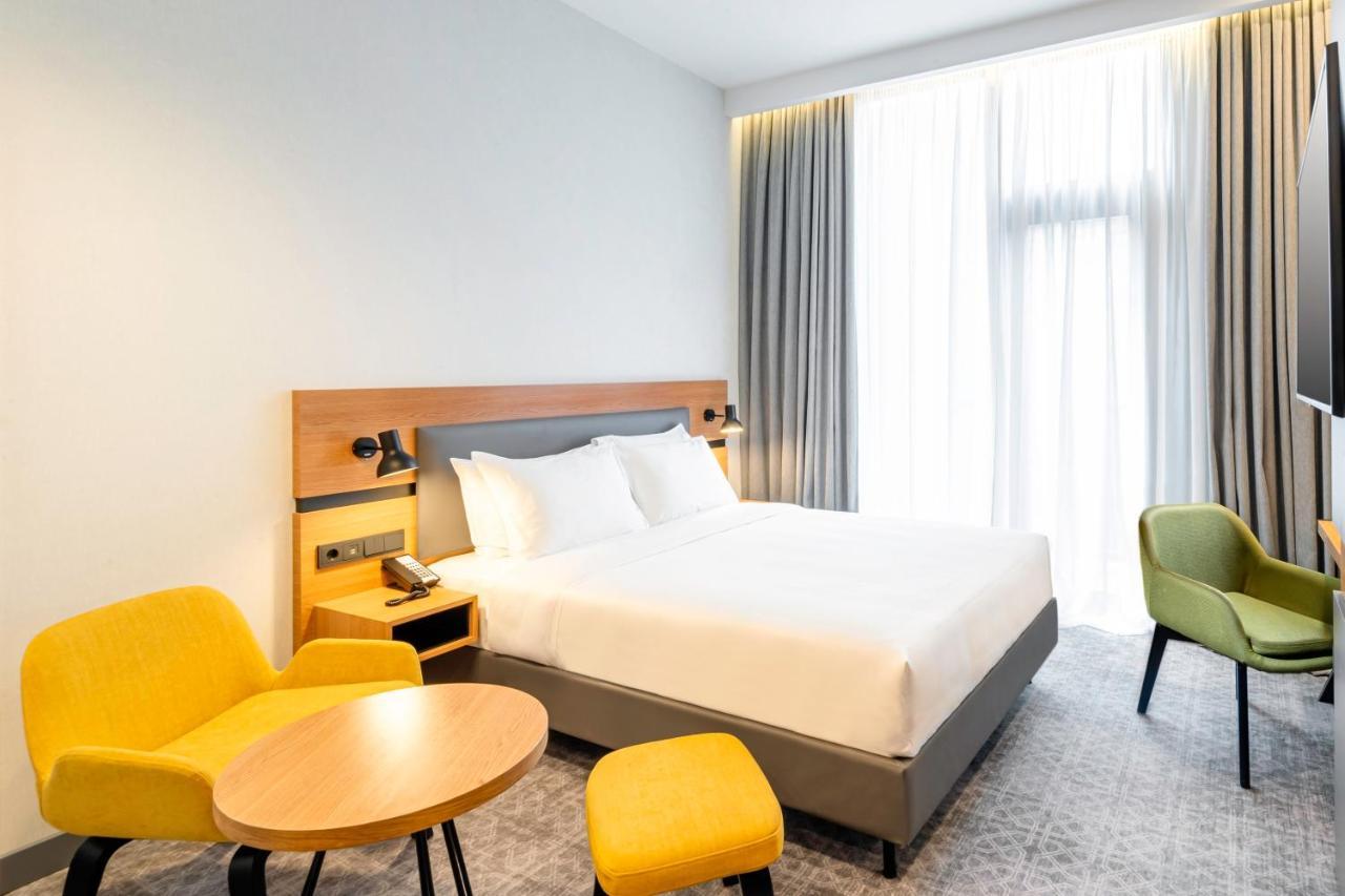 Standard Zimmer mit Queensize-Bett und Balkon