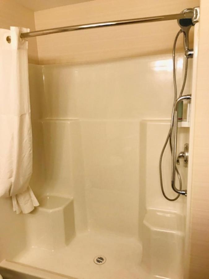Queen Suite with Kitchenette - No Pets Allowed/Non-Smoking