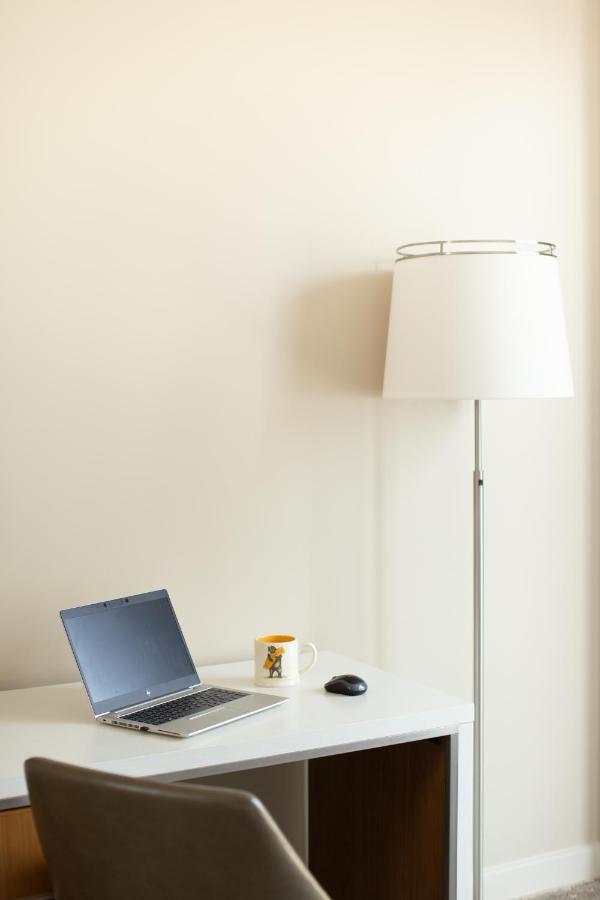 Premium Zimmer mit Kingsize-Bett und Blick auf die Stadt