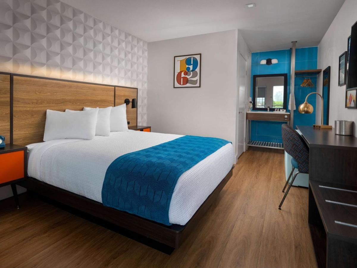 1 Queen Bed | Oceanside New 60s Retro-Style Decor
