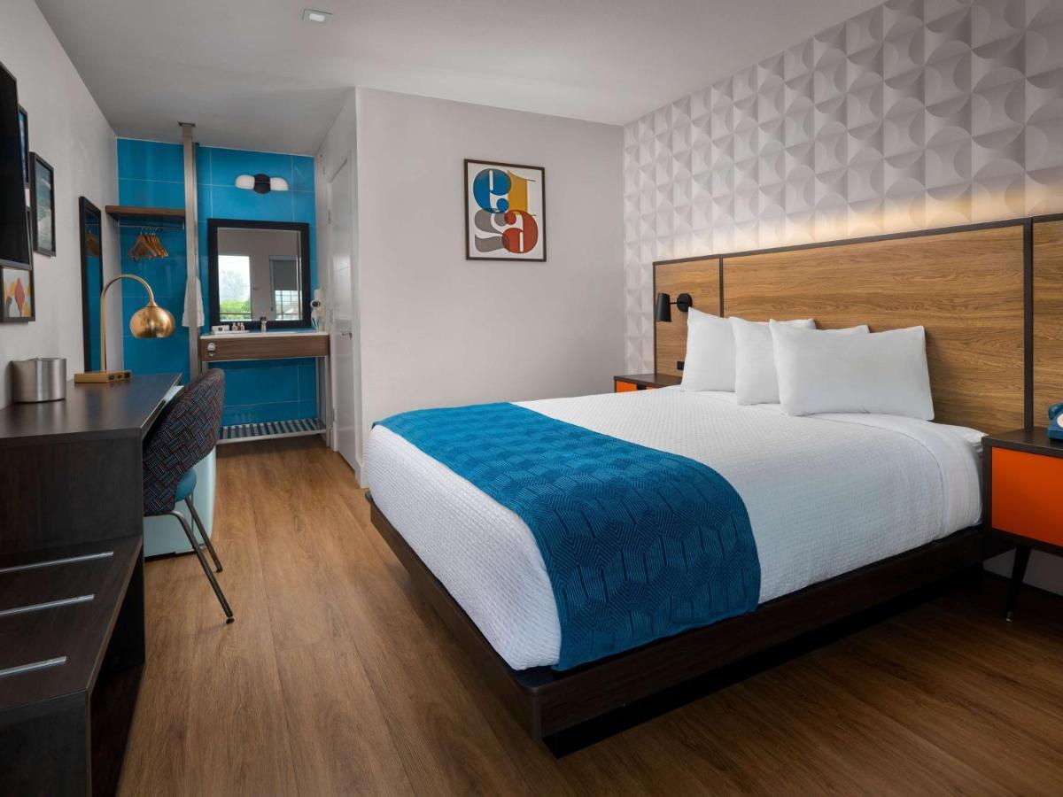 1 Queen Bed | Oceanside New 60s Retro-Style Decor
