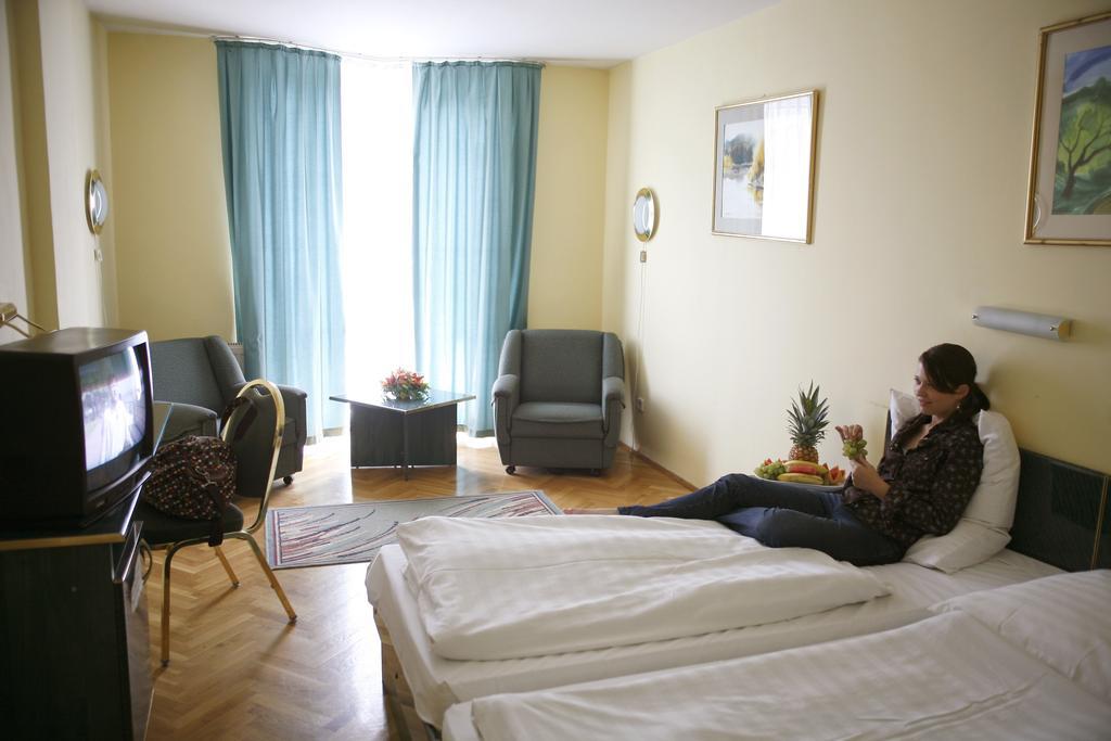 Doppel- oder Zweibettzimmer
