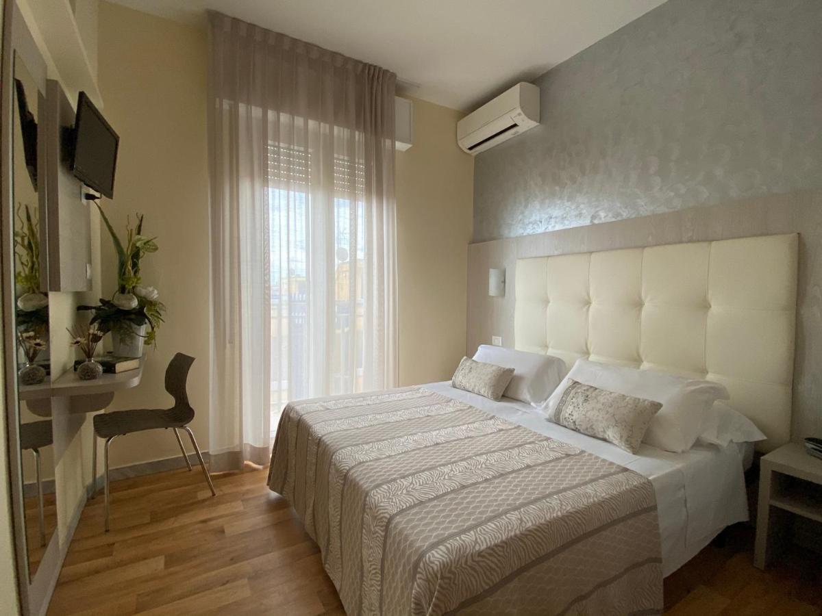Doppel-/Zweibettzimmer mit seitlichem Meerblick