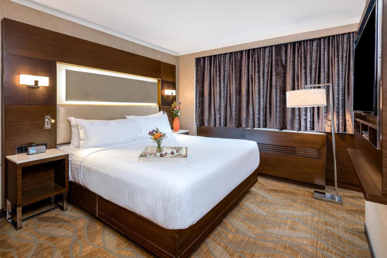 Zimmer mit Kingsize-Bett und Blick auf die Verrazano-Narrows Bridge – Nichtraucher