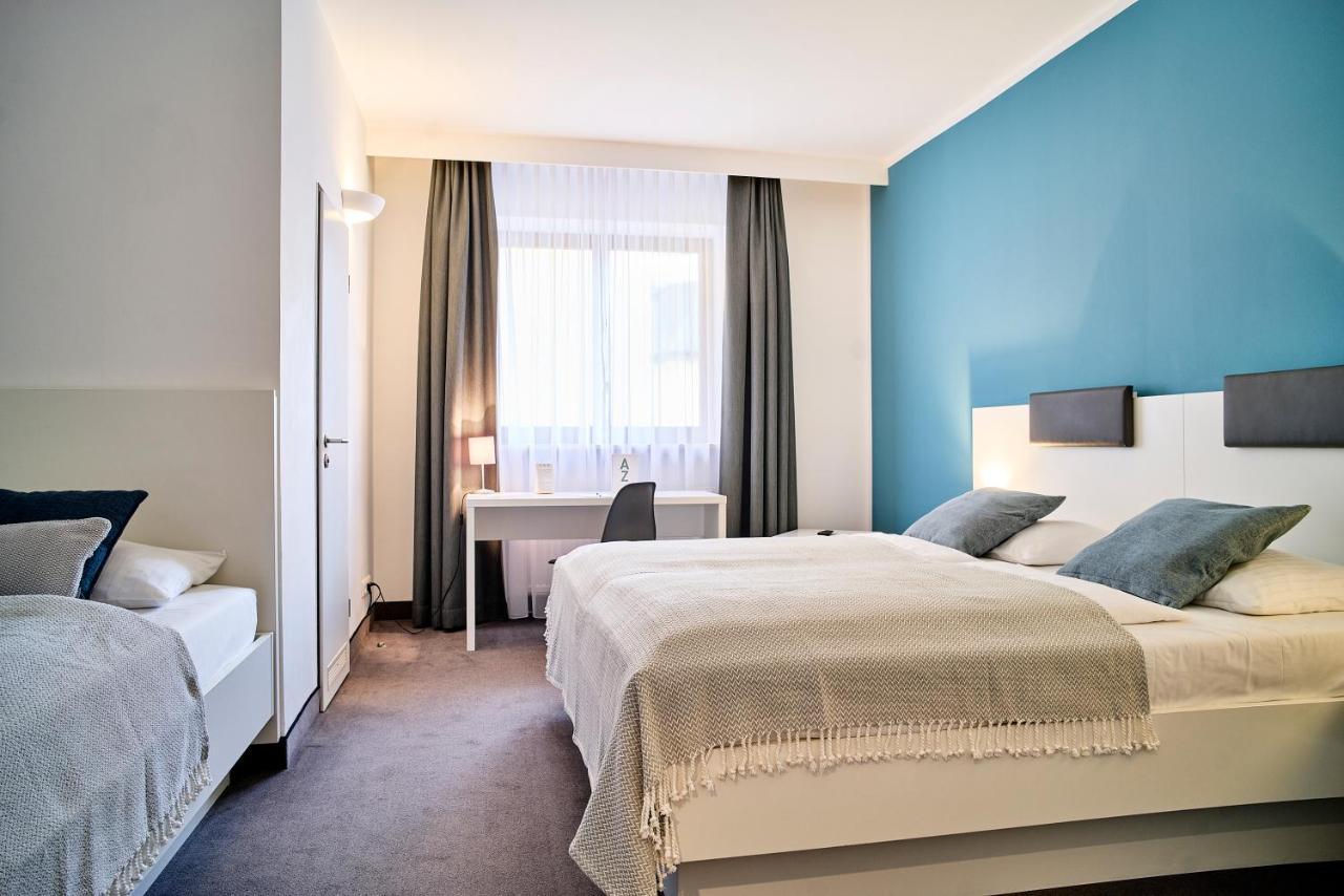 Dreibettzimmer mit Blick auf den Innenhof