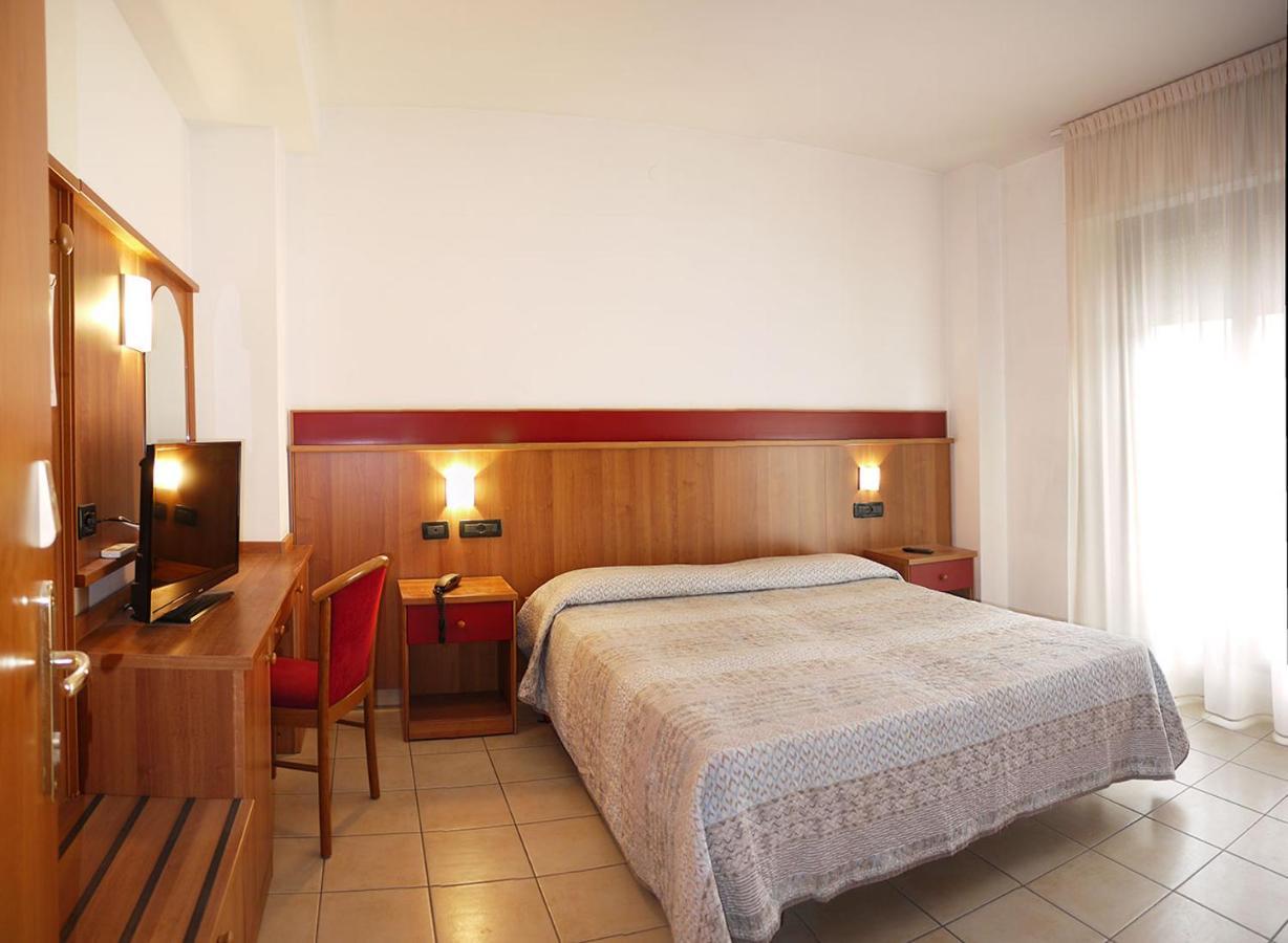 Doppel-/Zweibettzimmer mit seitlichem Meerblick