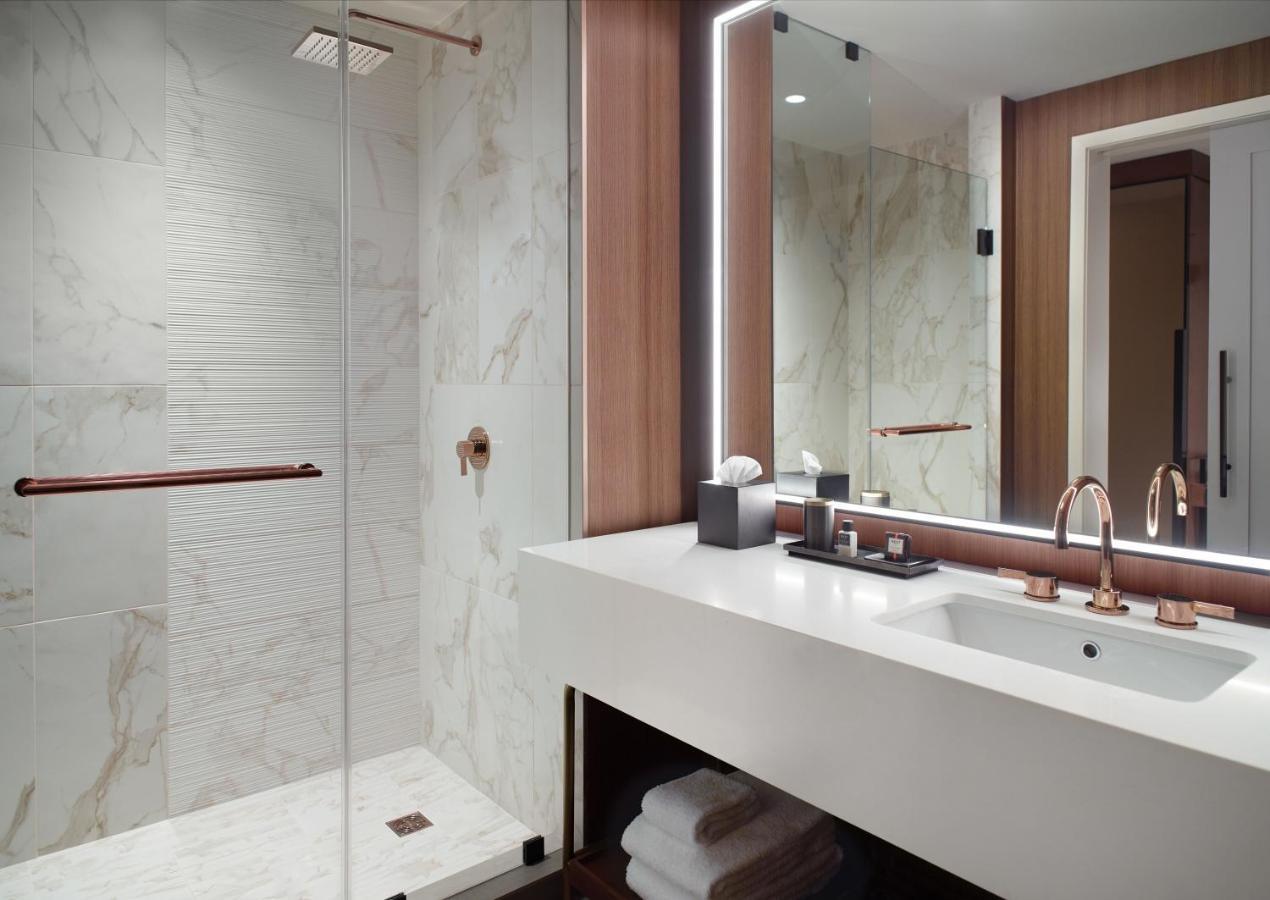 Premier Zimmer Patron Tower mit 1 Kingsize-Bett und rollstuhlgerechter Dusche - barrierefrei