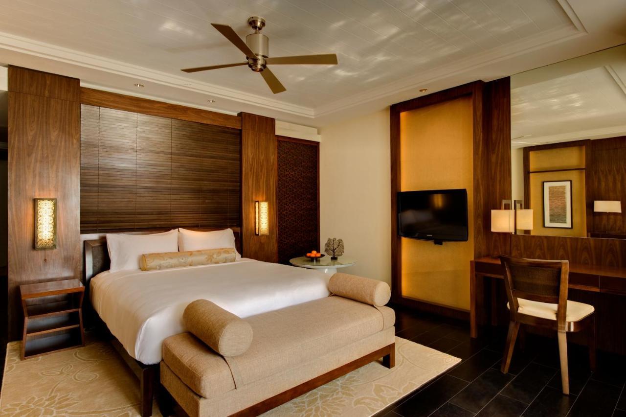 King Bed with Balcony Bay View Club Access