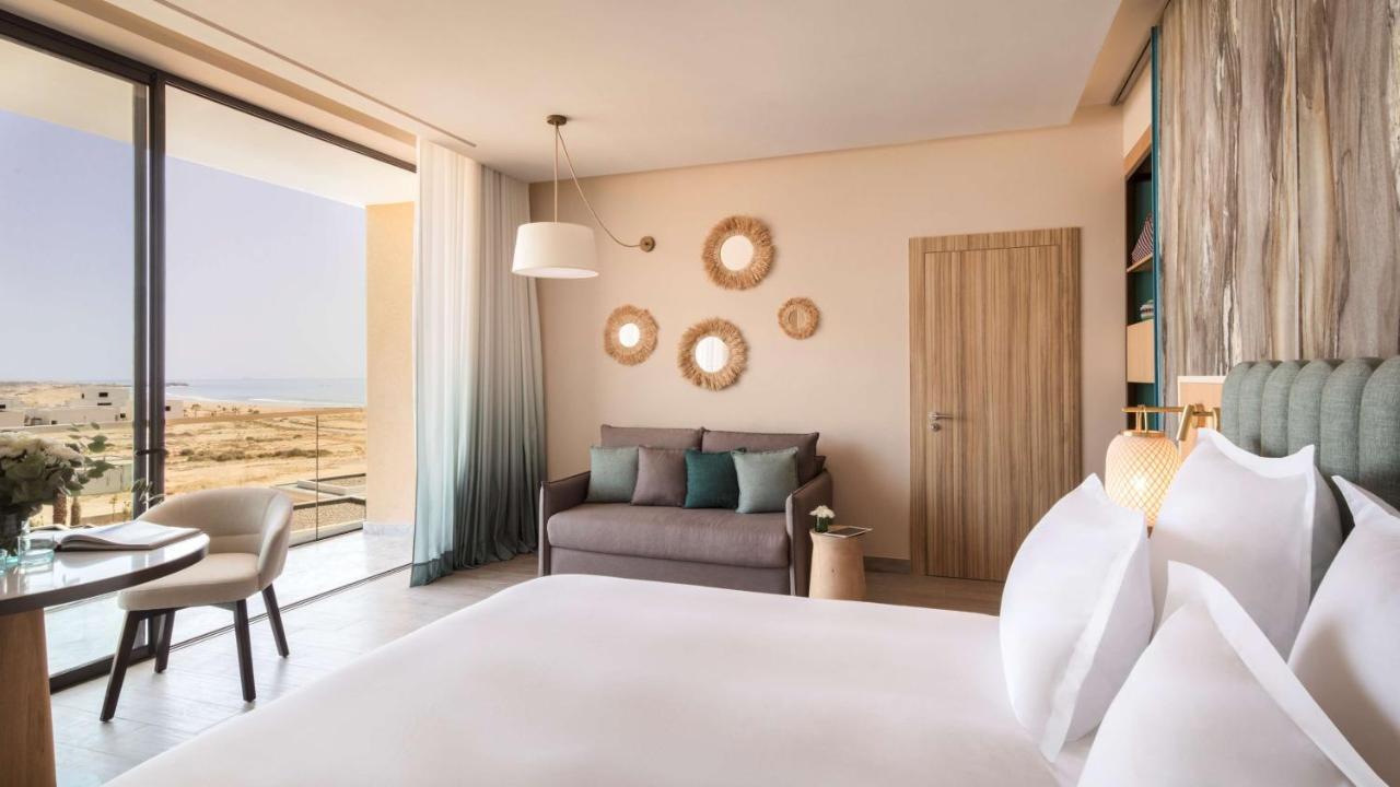Suite mit Kingsize-Bett, Balkon und seitlichem Meerblick