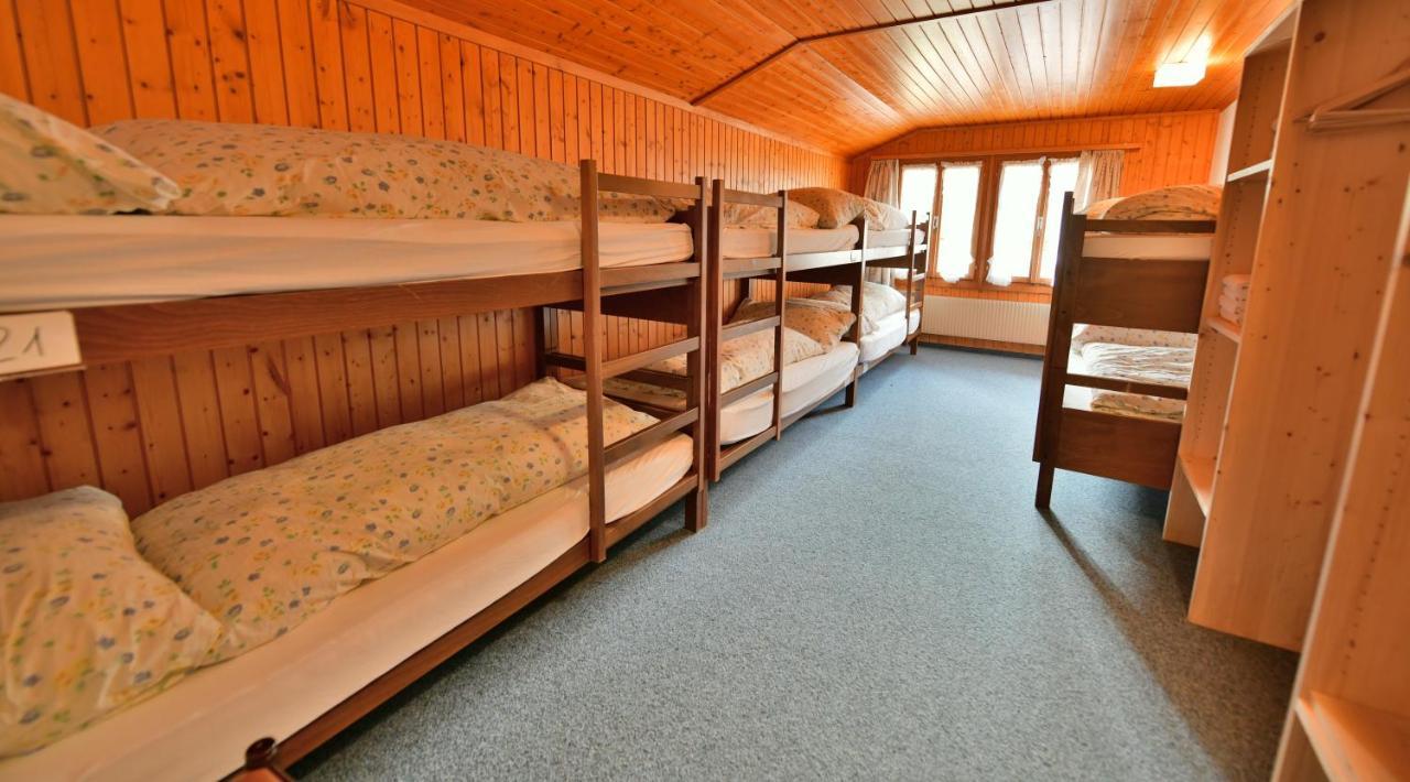 Einzelbett im gemischten Schlafsaal