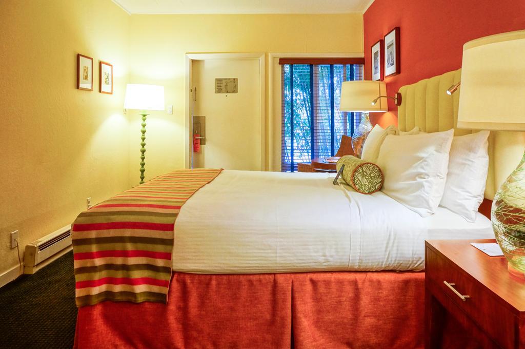 Zimmer mit Queensize-Bett und Poolblick