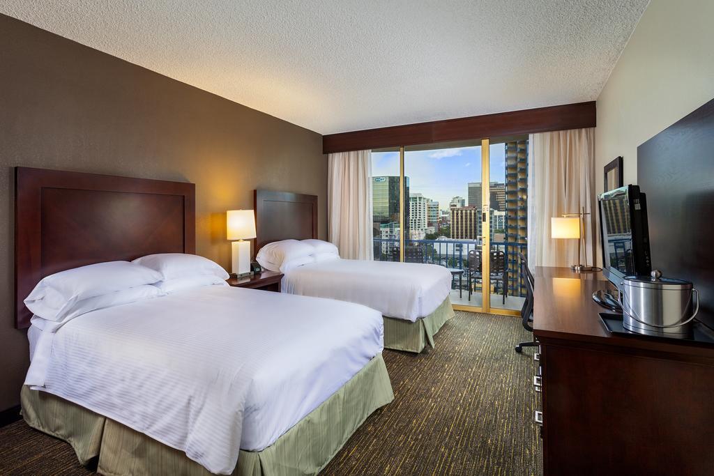 Superior Zimmer mit 2 Doppelbetten und Blick auf die Skyline - Nichtraucher