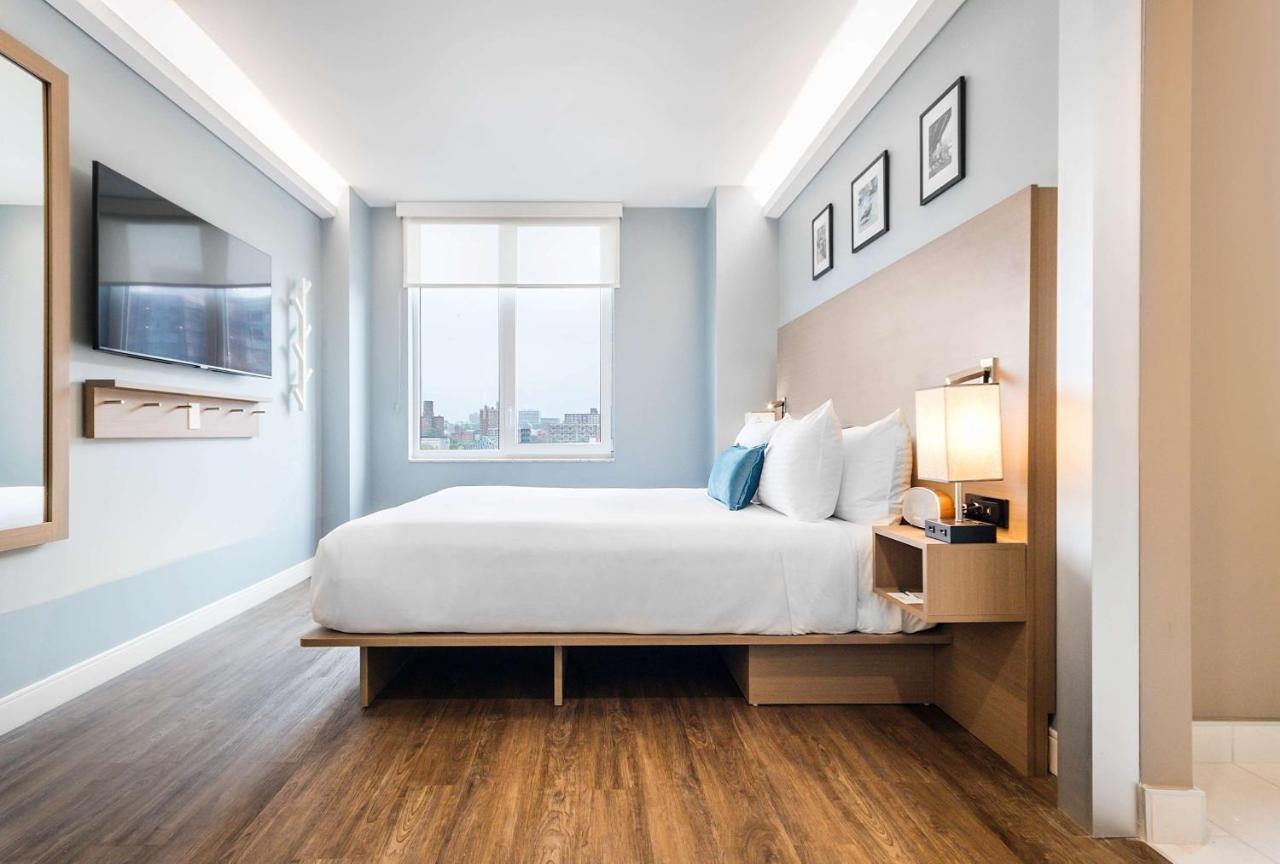 Deluxe Zimmer mit Queensize-Bett und ebenerdiger Dusche - barrierefrei und für Hörgeschädigte geeignet/Nichtraucher