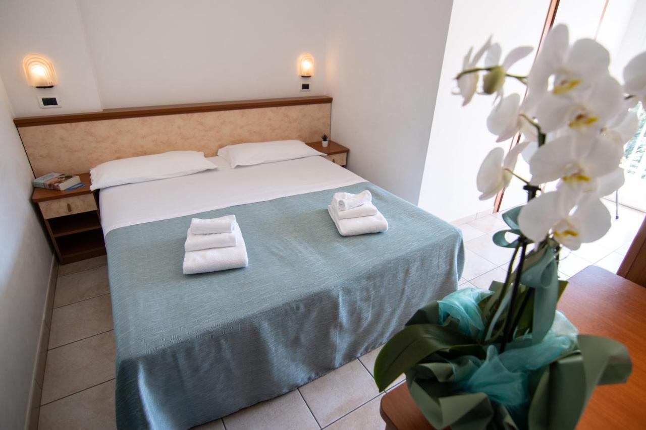 Doppelzimmer mit Balkon und Meerblick