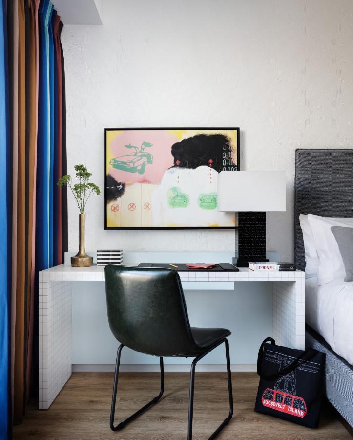 Graduate King Zimmer mit Kingsize-Bett und Blick auf die Skyline