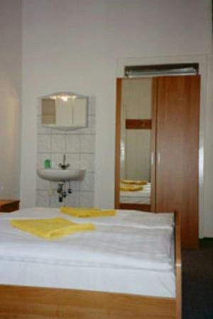 Dreibettzimmer mit Gemeinschaftsbad