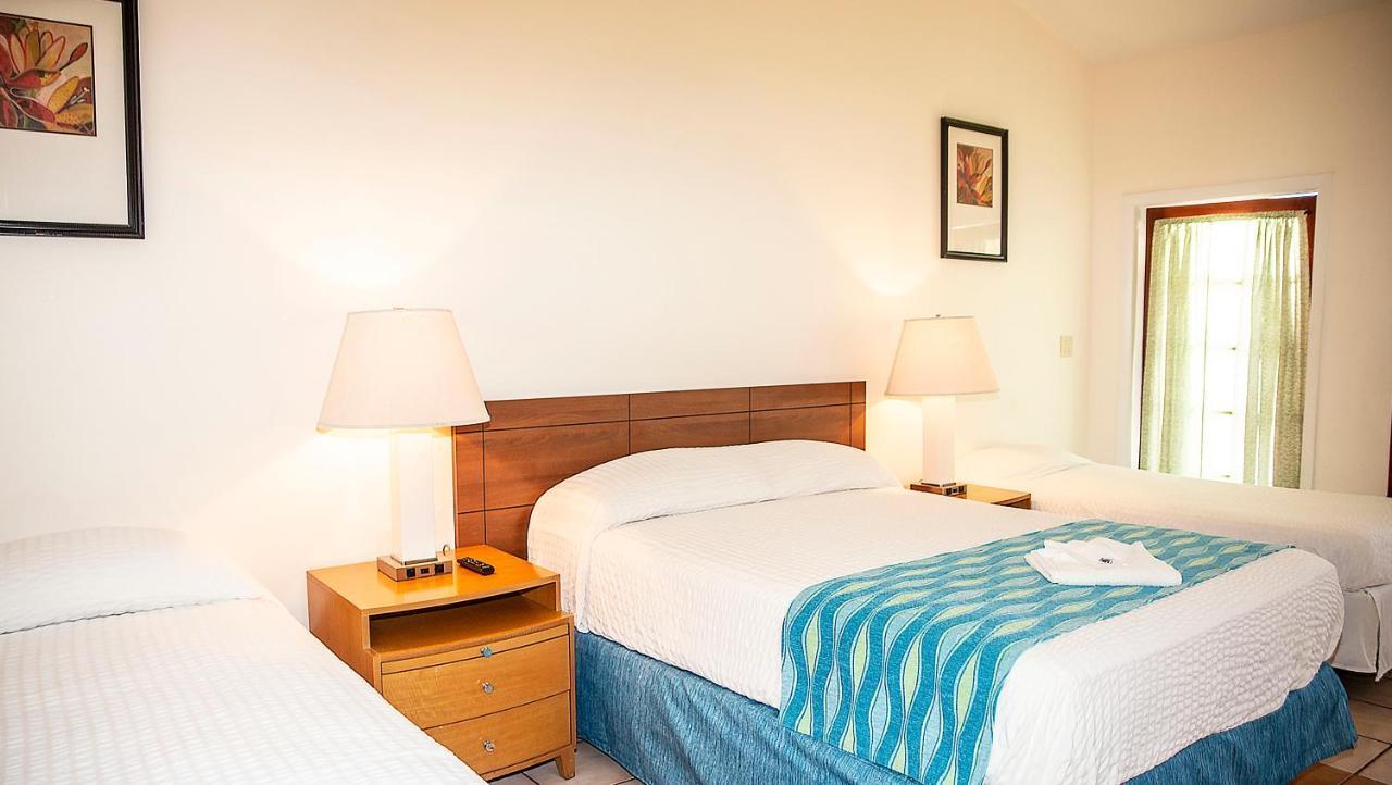 Zimmer mit Queensize-Bett und Poolblick
