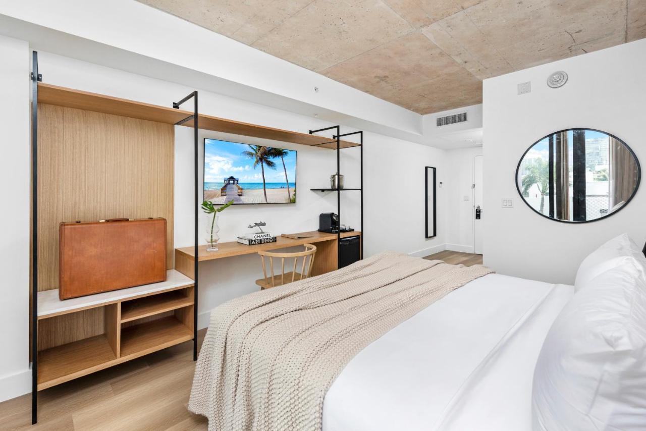 Zimmer mit Kingsize-Bett und Balkon