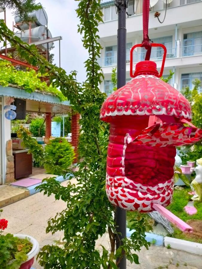 Dreibettzimmer mit Gartenblick