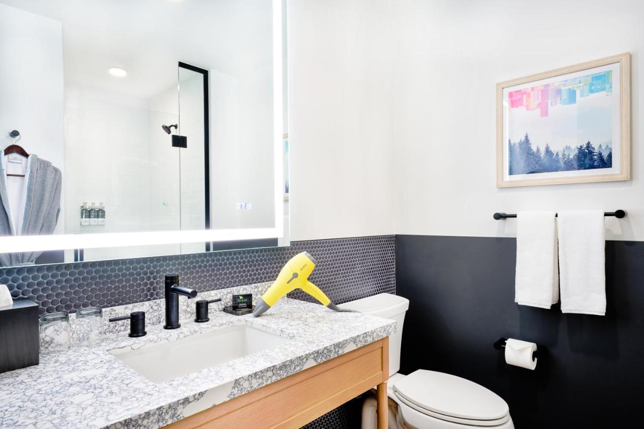 Zimmer mit 2 Queensize-Betten und rollstuhlgerechter Dusche - barrierefrei