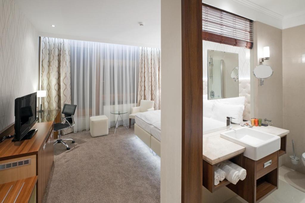 Deluxe Doppelzimmer mit Whirlpool-Badewanne und Terrasse
