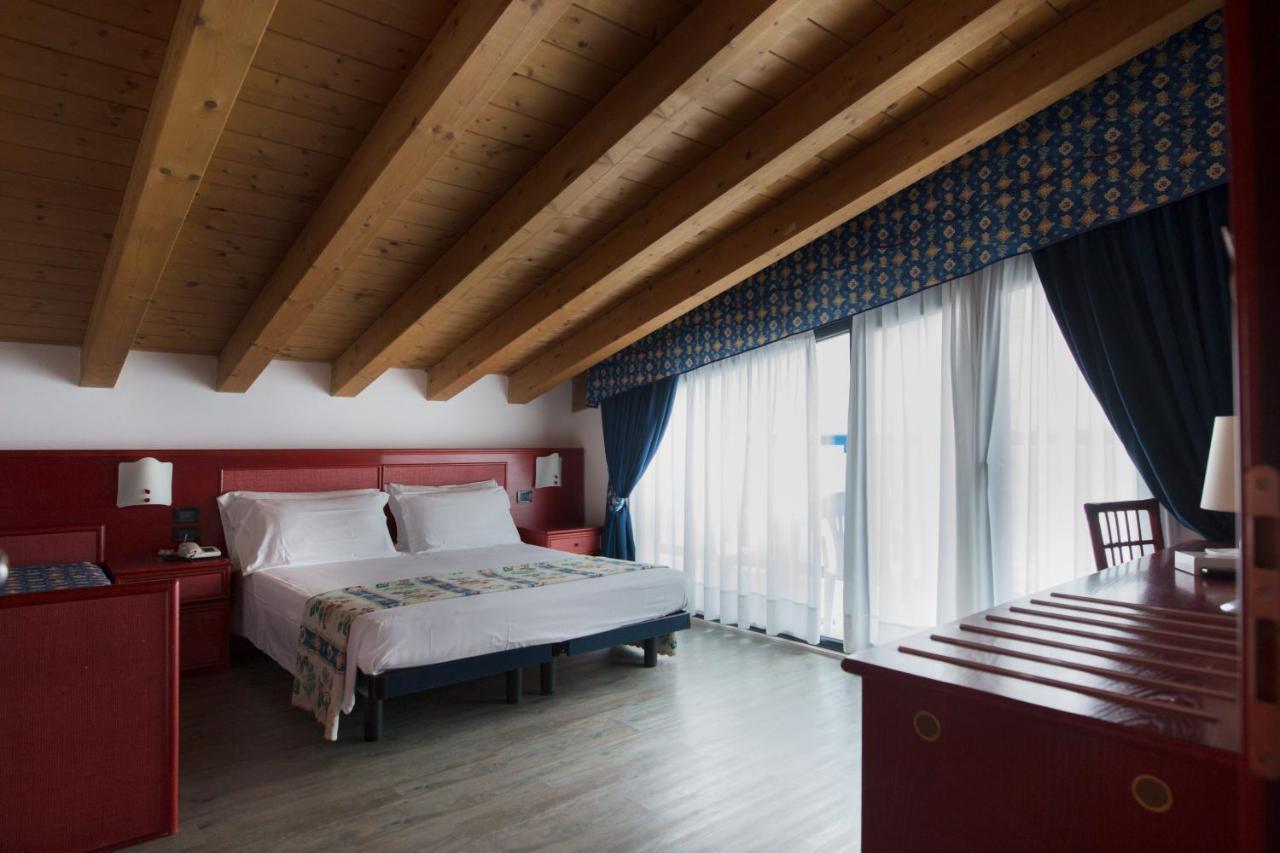 Doppel-/Zweibettzimmer mit seitlichem Meerblick