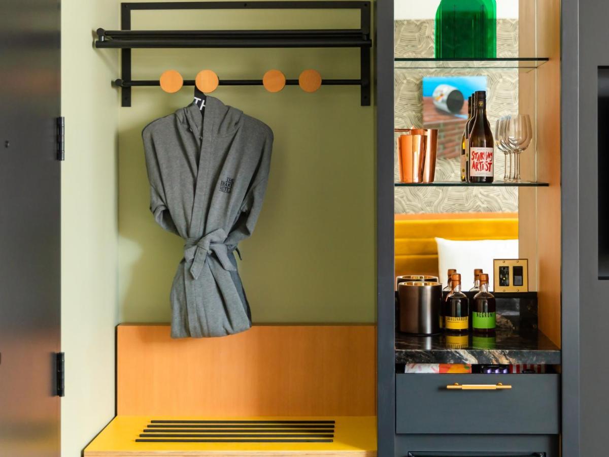 Zimmer mit Kingsize-Bett im modernen Flügel