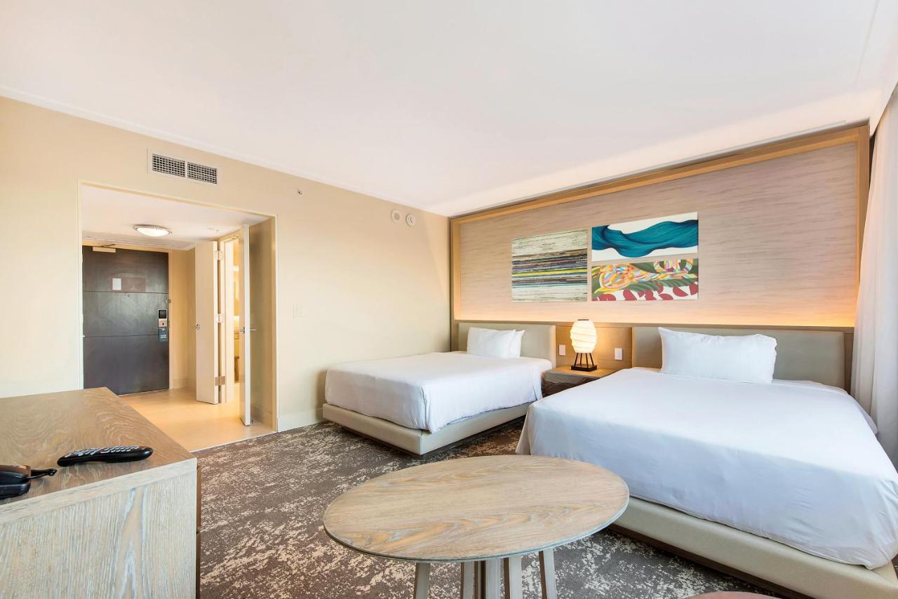 2 Queensize-Betten mit Blick auf das Resort