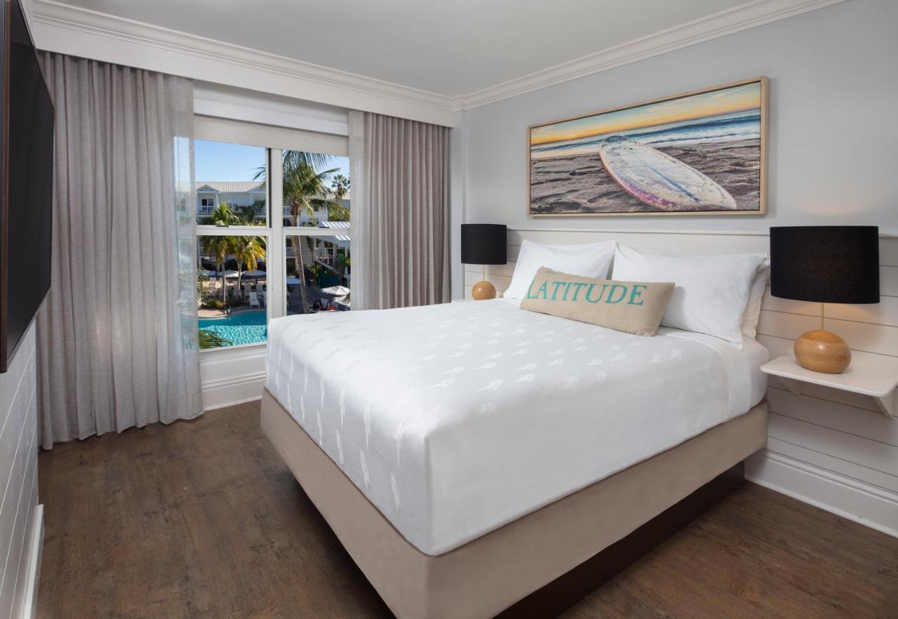 Zimmer mit Kingsize-Bett und Poolblick