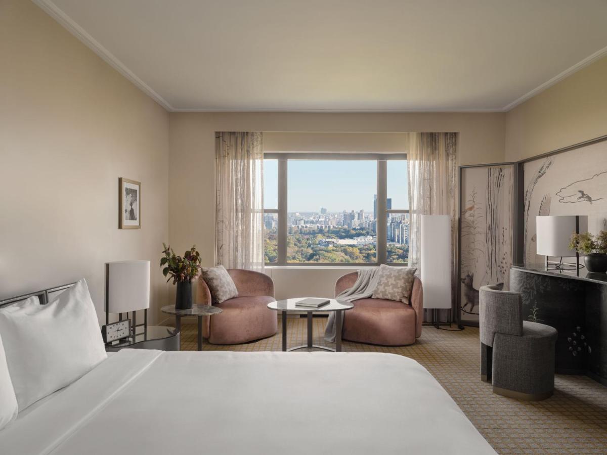 Zimmer mit Kingsize-Bett und Panoramablick auf den Park