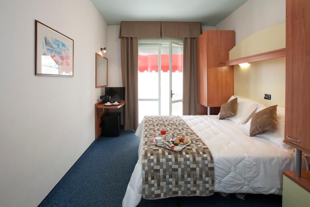 Doppel-/Zweibettzimmer mit seitlichem Meerblick
