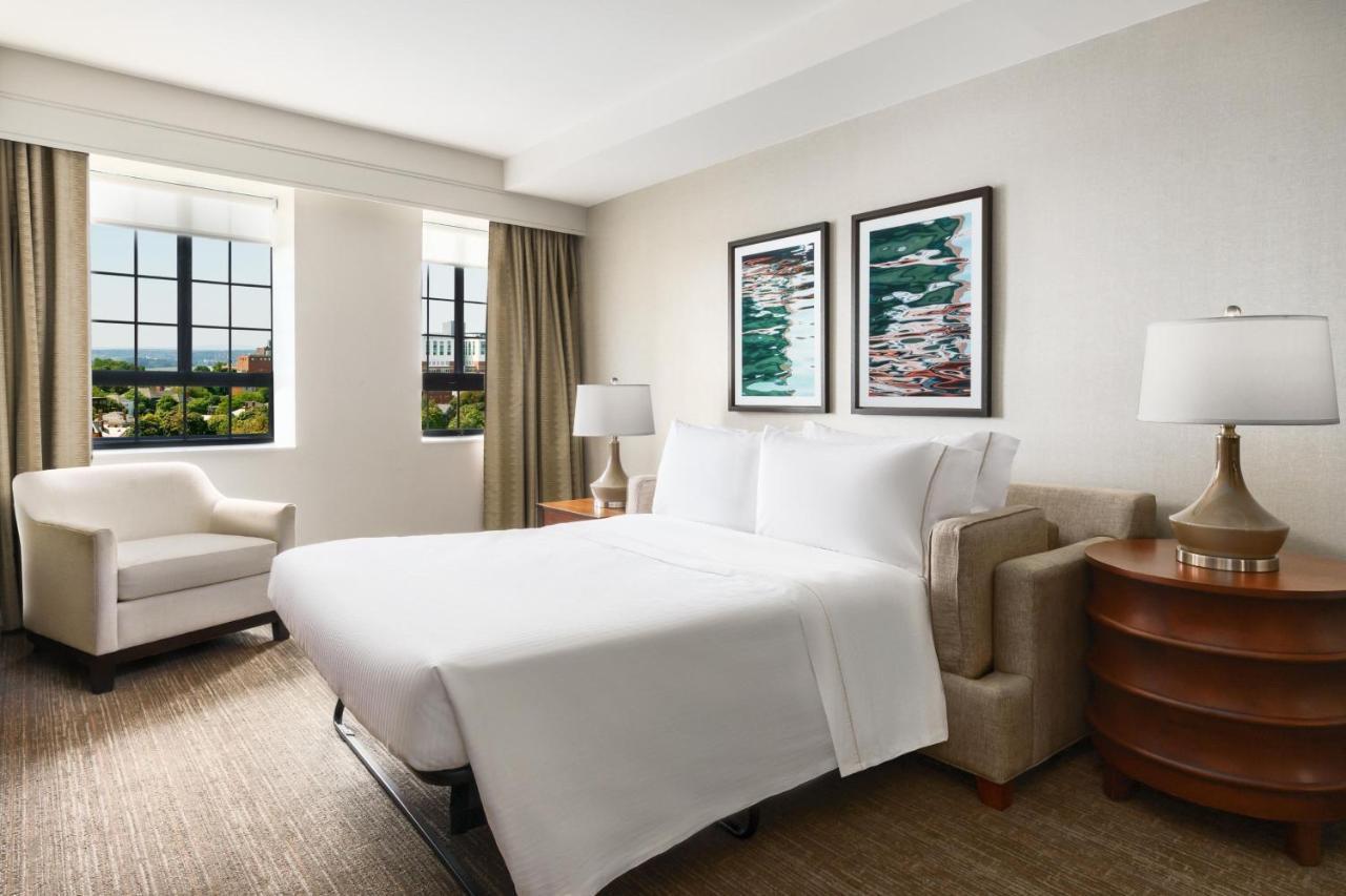 Superior Junior Suite City View 1 Bedroom 1 King Hearing Accessible