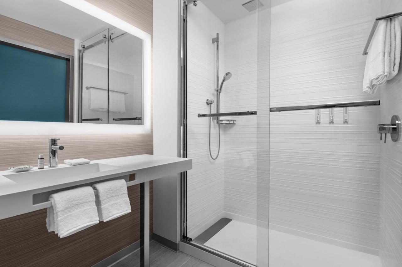 Zimmer mit zwei Queensize-Betten, Stadtblick und rollstuhlgerechter Dusche – barrierefrei