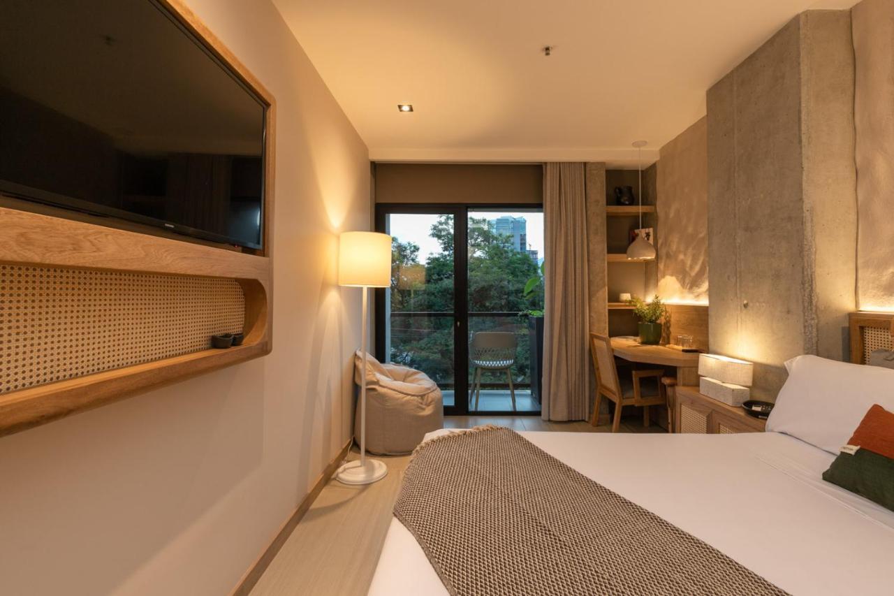 Zimmer mit Queensize-Bett und Balkon