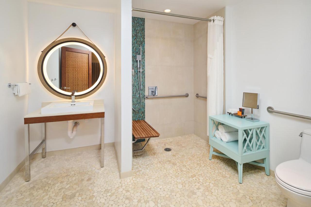 Zimmer mit 2 Queensize-Betten und barrierefreier Dusche — barrierefrei
