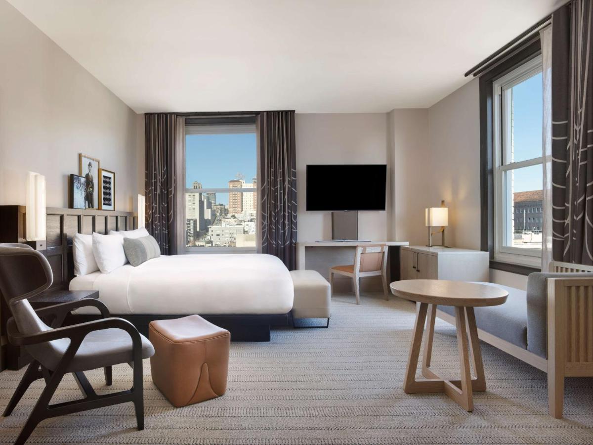 Zimmer mit Kingsize-Bett und Stadtblick
